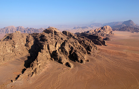 瓦迪鲁姆德沙漠的美丽风景 从上方 约旦环境沙漠旅游干旱场景荒野土地天空世界峡谷图片