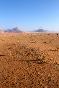 瓦迪朗姆酒沙漠的沙沙和美丽景观旱谷荒野岩石天空旅行山脉风景编队侵蚀干旱图片