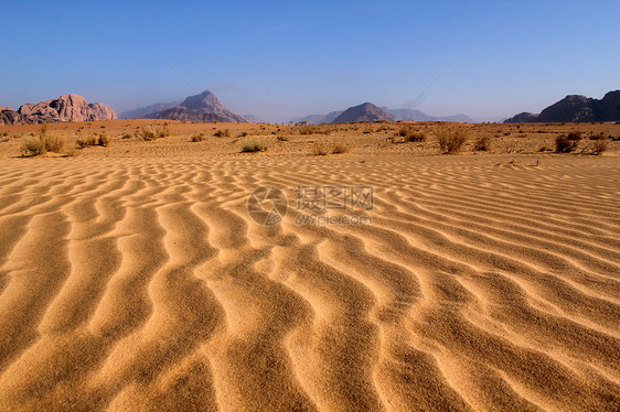 瓦迪朗姆酒沙漠的沙沙和美丽景观环境沙漠风景沙丘干旱爬坡旅行悬崖石头旅游图片