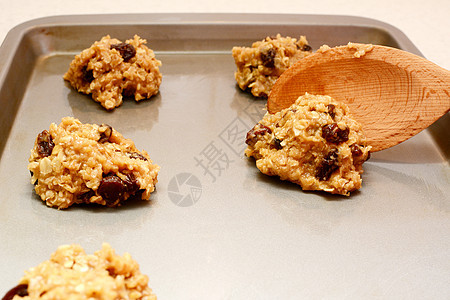 煮燕麦饼饼干面团 放在烘烤床单上图片