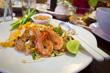 泰国食品  PadThai蔬菜市场柠檬油炸白色食物盘子烹饪美食街道图片