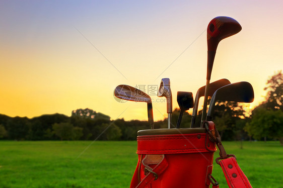 高尔夫装备 日落时分的职业高尔夫俱乐部爱好行李球道地面高尔夫球挑战齿轮草地娱乐竞赛图片