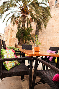 夏季在咖啡馆餐厅户外露室装饰花朵风格阳台座位棕榈热带木头咖啡服务旅游酒吧图片