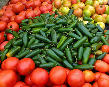 绿辣椒和红番茄图片