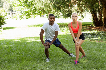 夏在户外公园的青年跑步运动员城市速度慢跑行动赛跑者女性娱乐男人训练女士图片