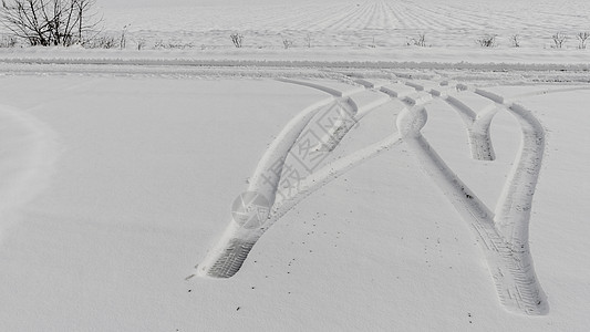 雪上车轮印打印痕迹车轮暴风雪季节烙印白色地形图片