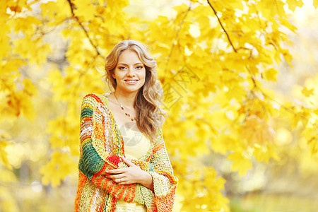 秋季妇女叶子微笑森林公园金发女士闲暇成人女孩喜悦图片