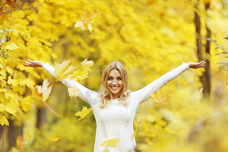 秋季妇女享受幸福女孩喜悦白色金发叶子黄色女士公园图片