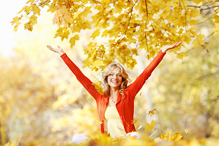 秋天公园的快乐女人金发女士微笑享受黄色喜悦乐趣公园女孩叶子图片