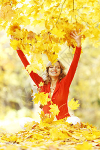 秋天公园的快乐女人喜悦金发女孩女士享受微笑公园红色叶子幸福图片