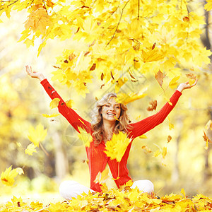 秋天公园的快乐女人红色幸福喜悦女士享受金发公园女孩叶子乐趣图片