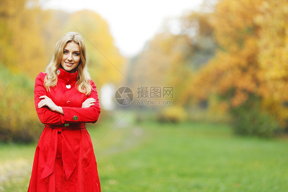 秋天公园的女人红色公园金发叶子黄色森林快乐成人女孩女性图片