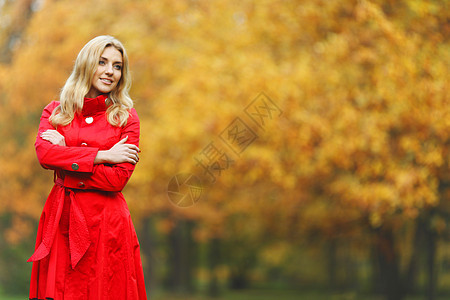 秋天公园的女人森林外套女士成人快乐树叶黄色叶子女性金发图片