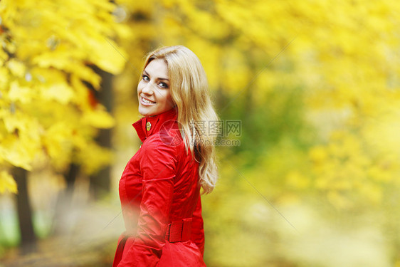 秋天公园的女人女性黄色红色外套女孩叶子森林快乐金发公园图片