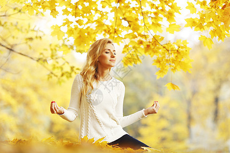 秋天公园的妇女冥想黄色娱乐女性女孩叶子森林公园女士瑜伽图片