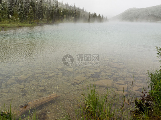 夏雪降雪后清山湖蒸汽图片