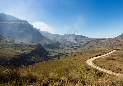 向莱索托发放Sani通行证国家顶峰乡村边界山脉岩石荒野曲线风景崎岖图片