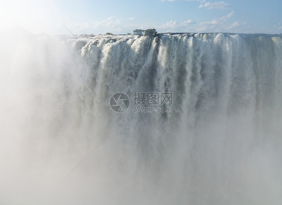 赞比西河上的维多利亚瀑布森林旅游旅行风景瀑布彩虹悬崖流动峡谷薄雾图片