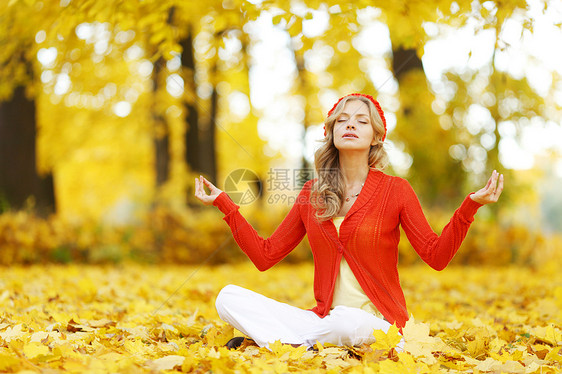 秋季瑜伽妇女女性冥想帽子叶子黄色女士公园娱乐森林红色图片