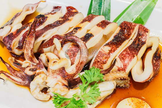 含有酱油的灰状鱿鱼海洋食物烧烤荒野叶子棕褐色午餐饮食盘子鱿鱼图片