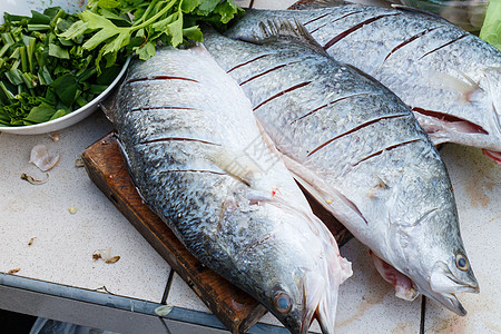 带草药的原始海盆柠檬店铺海鲜市场烹饪美食食物鲈鱼白色钓鱼图片