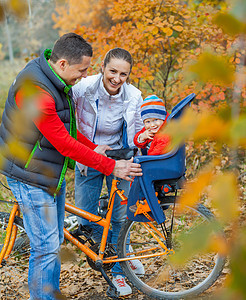 家庭有婴儿骑自行车女孩幸福乐趣父亲女士儿子活动头盔骑术男性图片