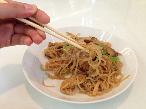 炸薯面和蘑菇 酱汁烹饪食物面条午餐食品早餐豆腐筷子魔芋图片