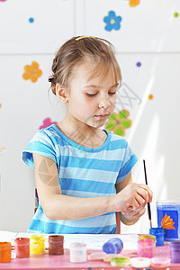 儿童绘画艺术创造力乐趣房间毛毡教育蓝色专注孩子草图图片