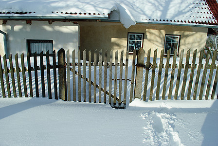 冬天的花园季节村庄白色乡村房子木头图片