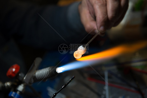 Master玻璃吹风者制造小型玻璃图象 并制作微型玻璃图像车削温度工作火炬火焰曲线艺术家气体鼓风机燃烧图片