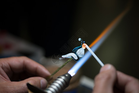 Master玻璃吹风者制造小型玻璃图象 并制作微型玻璃图像艺术家工艺工具气体车削艺术火焰温度火炬商业图片