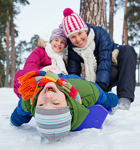有趣的家庭在冬季风景中滑雪喜悦雪橇松树兄弟季节乐趣雪花婴儿儿子森林图片