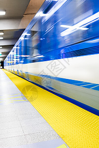 移动模糊的多色地下地下地铁车皮蓝色火车乘客铁路隧道走廊车站城市旅行图片