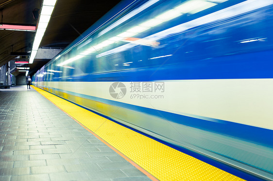 移动模糊的多色地下地下地铁车皮乘客过境车辆隧道机车走廊铁路运动火车图片