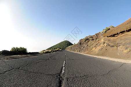 孤独路山脉红色沥青皂角公园运输风景旅行岩石蓝色背景图片