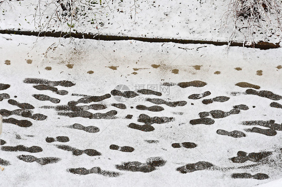 白雪人行道上的脚印图片