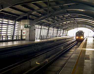 火车从1号站的赛道上来图片