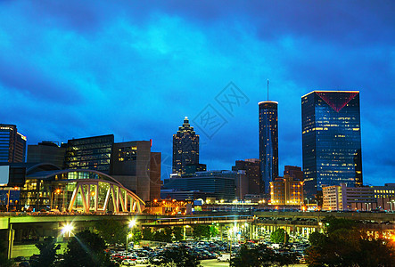 亚特兰大市区夜间建筑学城市摩天大楼天际地标办公室景观金融图片