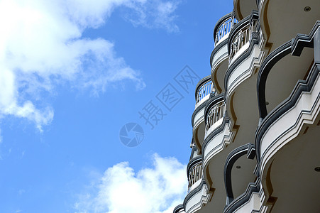 阳台木头蓝色公寓天空房子地面酒店建筑学旅游地平线图片