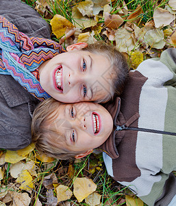 秋天公园的孩子孩子们童年围巾公园叶子晴天女性女孩森林乐趣图片