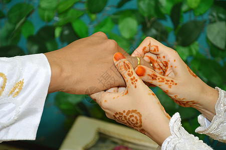 将结婚戒指放在手指上女士仪式金子丈夫妻子家庭庆典男性订婚裙子图片