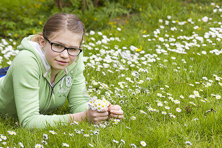 年轻女孩采摘雏菊眼镜植物群花束牧场公园假期孩子香味金发女郎农村图片