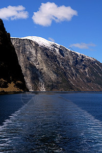 Fjord风景和山峰 在回春中图片