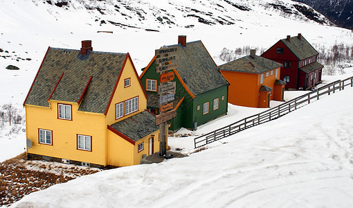 挪威圆形木制山屋图片