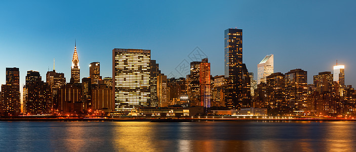 曼哈顿夜深夜 纽约市天线全景黄色建筑学旅行城市摩天大楼建筑办公室蓝色场景反射图片