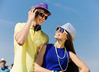 年轻夫妇快乐恋人享受牛仔裤女朋友男性女士微笑公园友谊图片