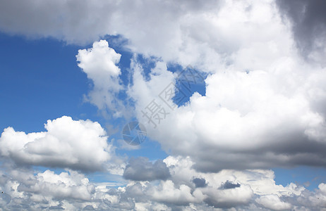 蓝色天空中的白毛云气氛雨云季节积雨水分云雾沉淀空气气候晴天图片