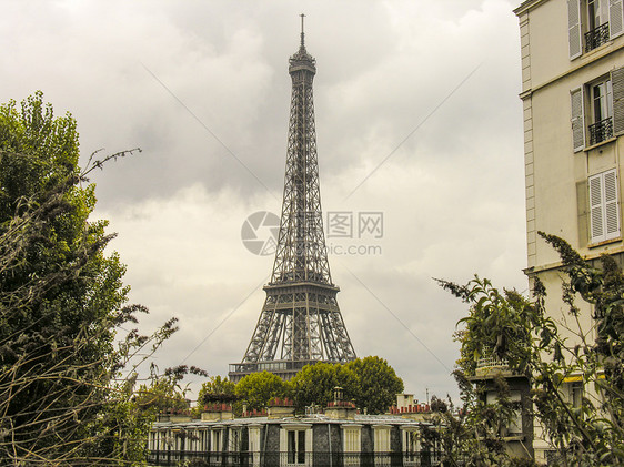 巴黎 著名的艾菲尔铁塔的美丽景色 在建筑物之间首都阳光背光天空吸引力火焰橙子旅行建筑城市图片