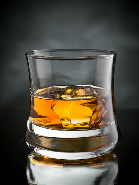 威士忌加冰块液体对象不倒翁酒吧黄色玻璃反射黑色岩石图片