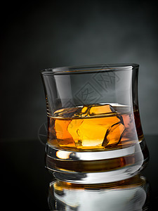 威士忌加冰块酒吧玻璃反射不倒翁黑色对象黄色岩石液体图片